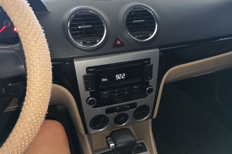 Used Volkswagen Lavida 2011 1.6L Automatic Premium Edition Audio And AC Panel