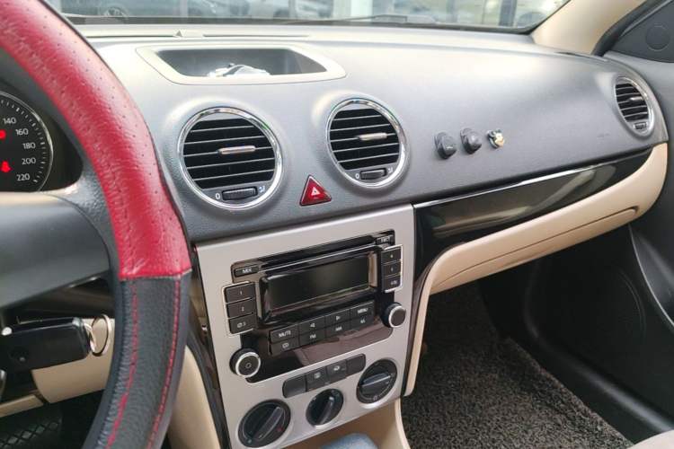Used Volkswagen Lavida 2011 1.6L Automatic Premium Edition Audio And AC Panel
