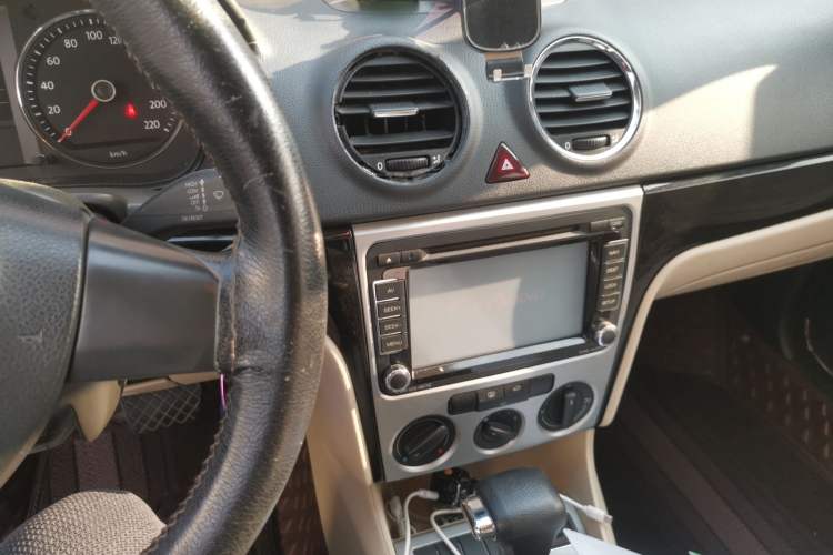 Used Volkswagen Lavida 2011 1.6L Automatic Premium Edition Audio And AC Panel