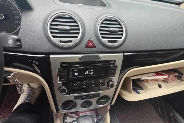 Used Volkswagen Lavida 2011 2.0L Automatic Premium Edition Audio And AC Panel