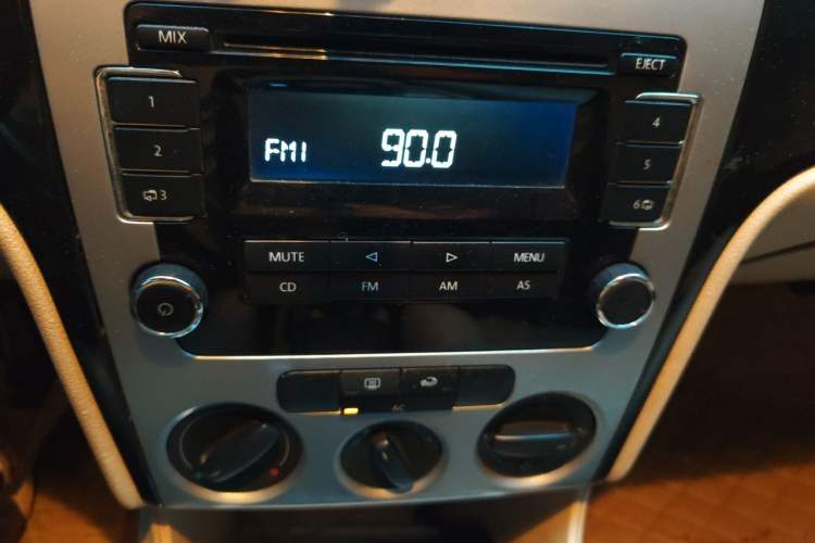 Used Volkswagen Lavida 2011 1.6L Automatic Premium Edition Audio And AC Panel