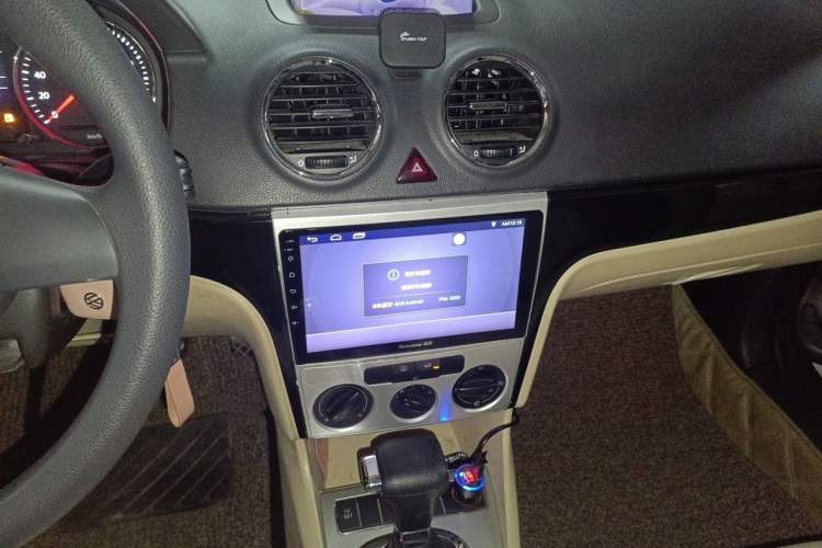 Used Volkswagen Lavida 2011 1.6L Automatic Premium Edition Audio And AC Panel