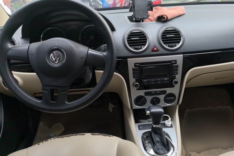 Used Volkswagen Lavida 2011 1.6L Automatic PinYou Edition Center Console