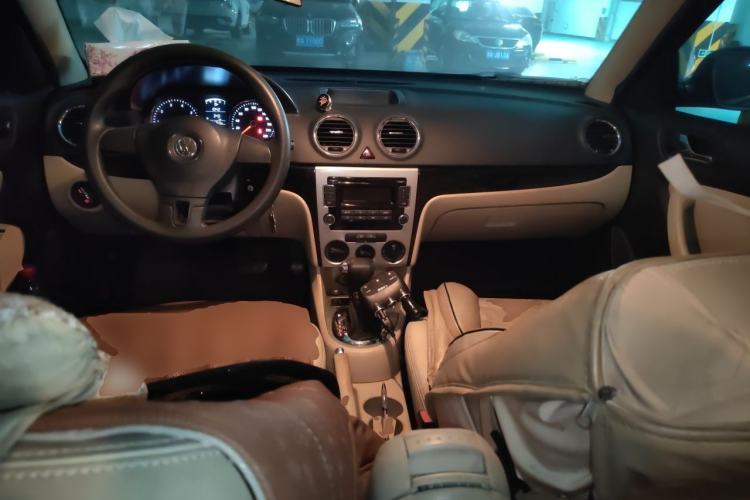 Used Volkswagen Lavida 2011 1.6L Automatic Premium Edition Center Console