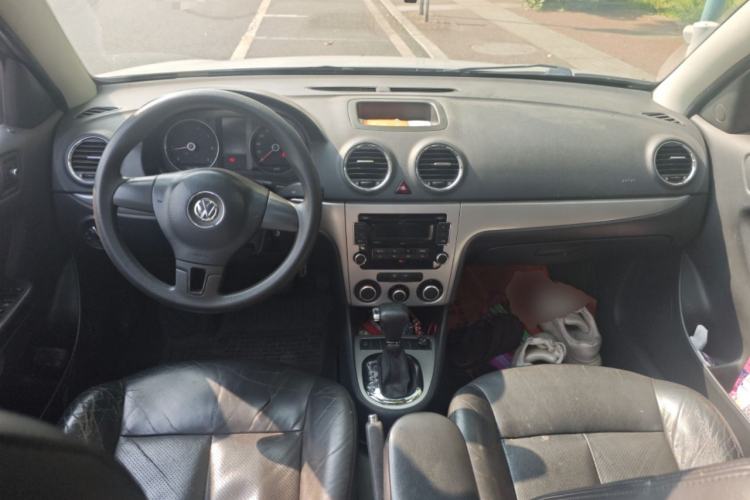 Used Volkswagen Lavida 2011 1.6L Automatic Premium Edition Center Console