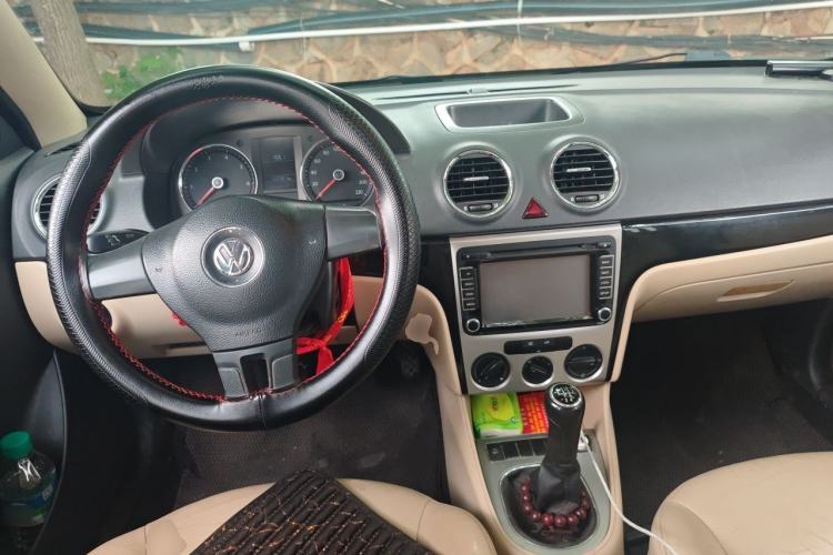Used Volkswagen Lavida 2011 1.6L Manual - Premium Edition Center Console