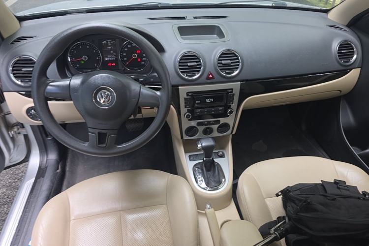 Used Volkswagen Lavida 2011 1.6L Automatic Premium Edition Center Console