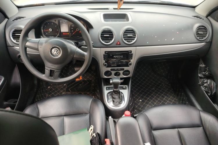 Used Volkswagen Lavida 2011 1.6L Automatic Premium Edition Center Console