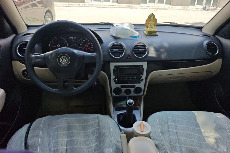 Used Volkswagen Lavida 2011 1.6L Manual - Premium Edition Center Console
