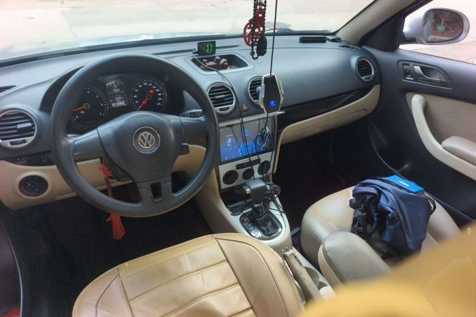 Used Volkswagen Lavida 2011 1.6L Automatic PinYou Edition Center Console
