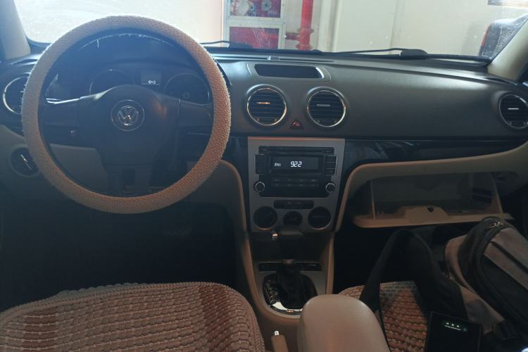 Used Volkswagen Lavida 2011 1.6L Automatic Premium Edition Center Console