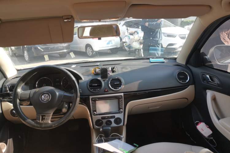Used Volkswagen Lavida 2011 1.6L Automatic Premium Edition Center Console