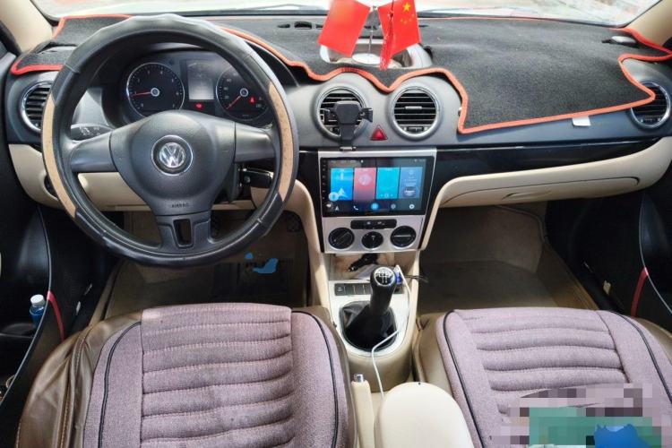 Used Volkswagen Lavida 2011 1.6L Manual - Premium Edition Center Console