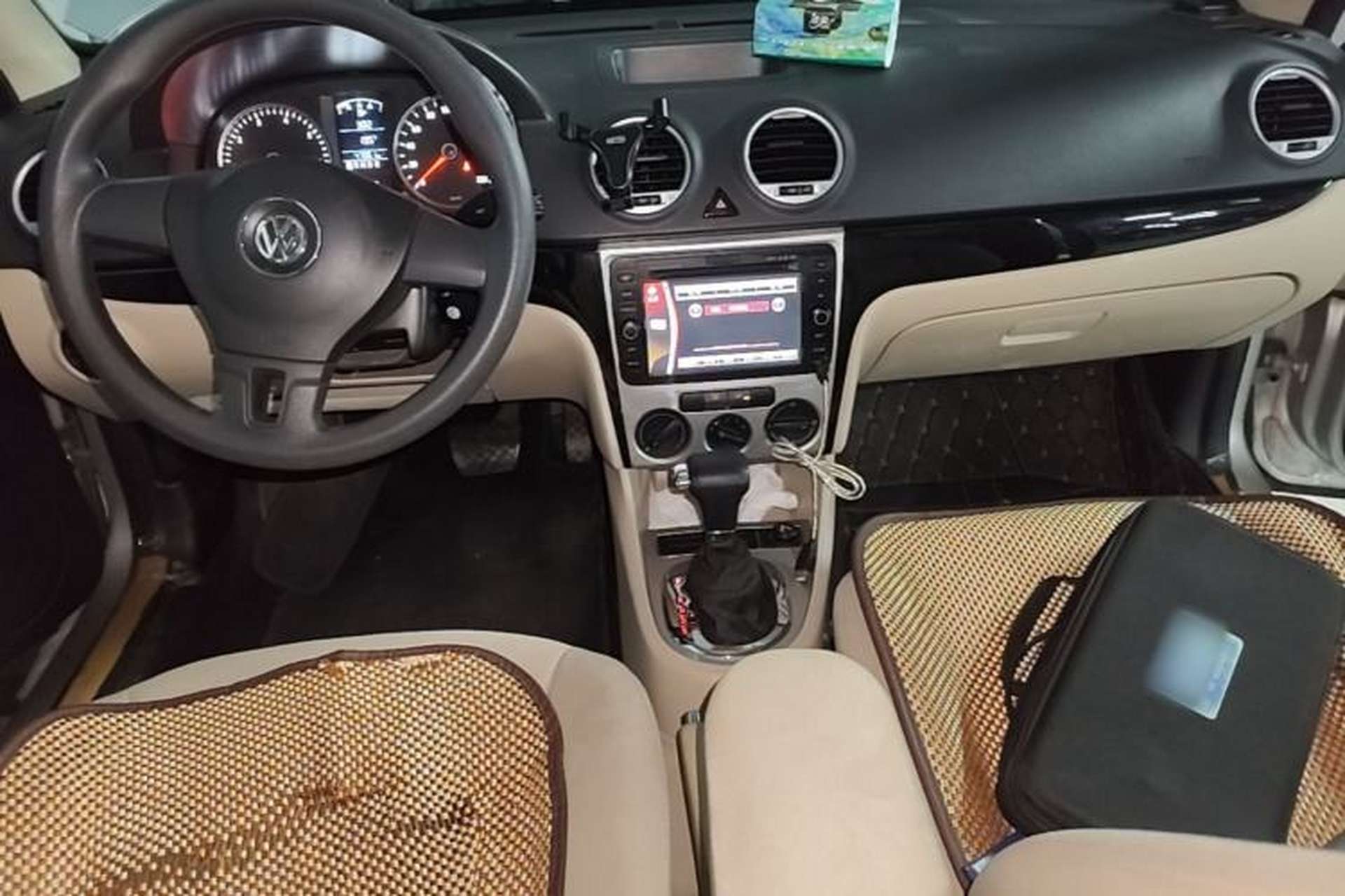 Used Volkswagen Lavida 2011 2.0L Automatic Premium Edition Center Console