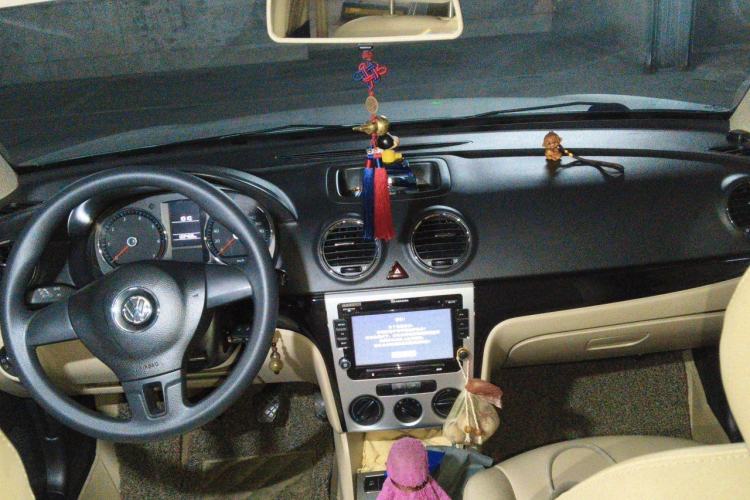 Used Volkswagen Lavida 2011 1.6L Manual - Premium Edition Center Console