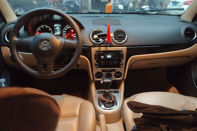 Used Volkswagen Lavida 2011 1.6L Automatic Premium Edition Center Console