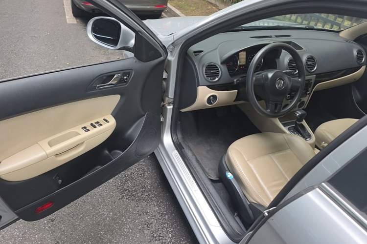 Used Volkswagen Lavida 2011 1.6L Automatic Premium Edition Driver Seat