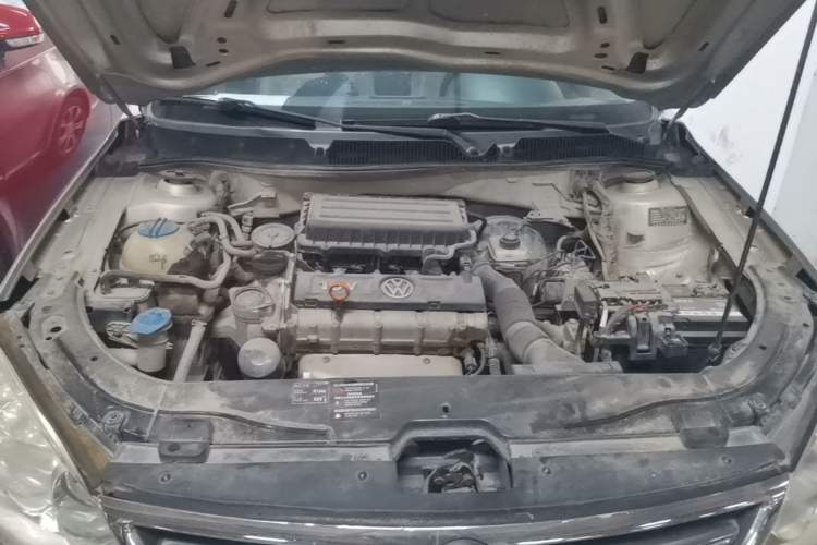 Used Volkswagen Lavida 2011 1.6L Automatic Premium Edition Engine Bay