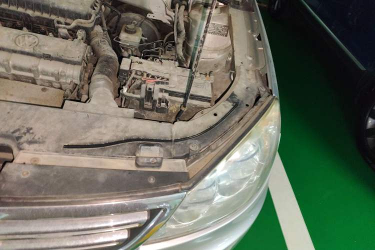 Used Volkswagen Lavida 2011 1.6L Automatic Premium Edition Engine Bay Left