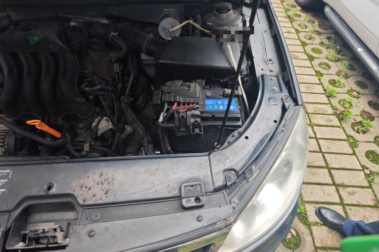 Used Volkswagen Lavida 2011 2.0L Automatic Premium Edition Engine Bay Left