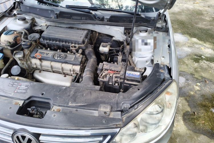 Used Volkswagen Lavida 2011 1.6L Manual - Premium Edition Engine Bay Left