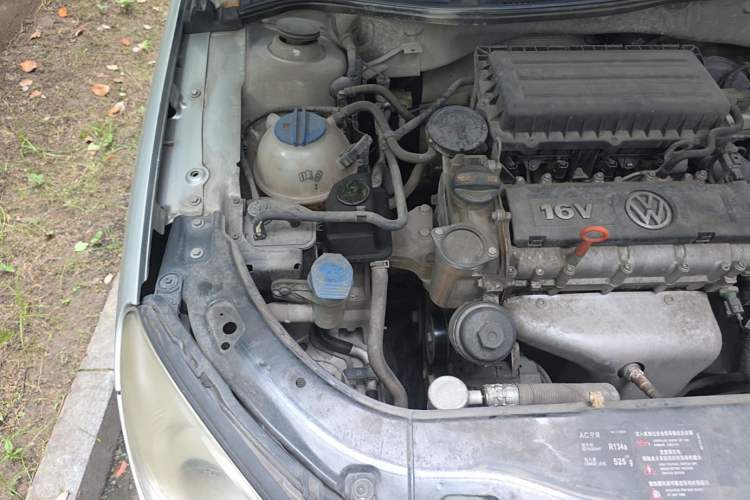Used Volkswagen Lavida 2011 1.6L Automatic Premium Edition Engine Bay Right