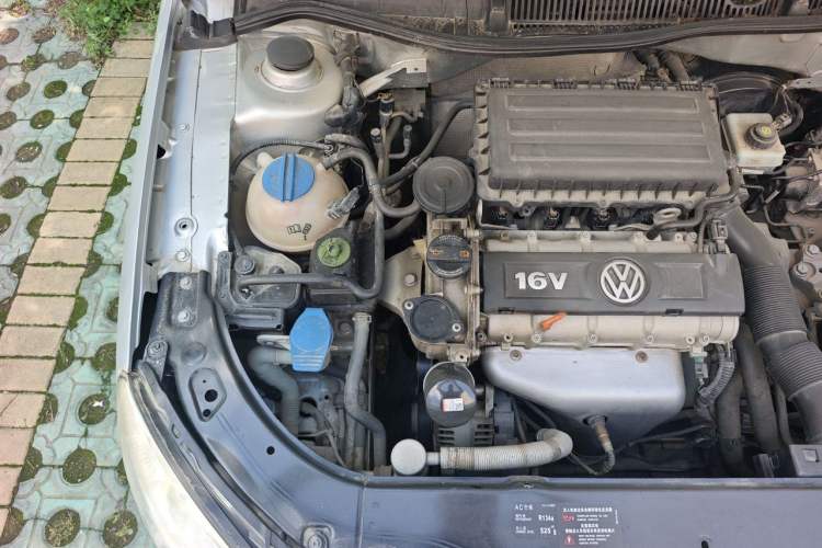 Used Volkswagen Lavida 2011 1.6L Manual - Premium Edition Engine Bay Right