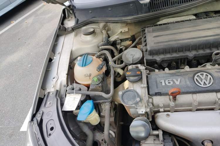 Used Volkswagen Lavida 2011 1.6L Automatic Premium Edition Engine Bay Right