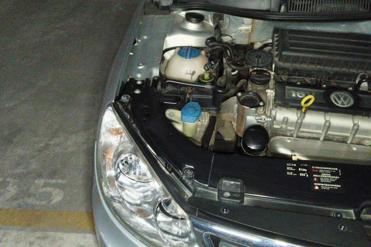 Used Volkswagen Lavida 2011 1.6L Manual - Premium Edition Engine Bay Right