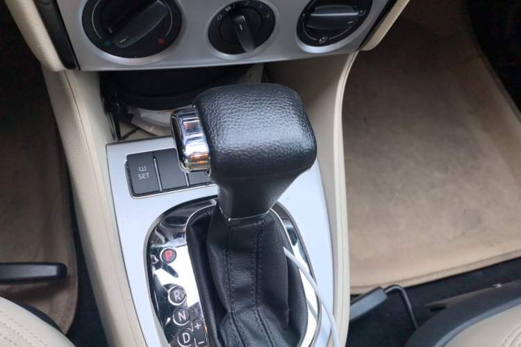 Used Volkswagen Lavida 2011 1.6L Automatic PinYou Edition Gear Lever