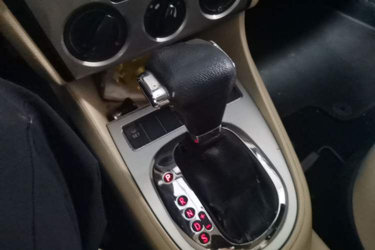 Used Volkswagen Lavida 2011 1.6L Automatic Premium Edition Gear Lever