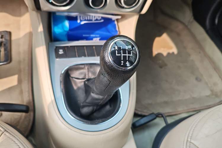 Used Volkswagen Lavida 2011 1.6L Manual - Premium Edition Gear Lever