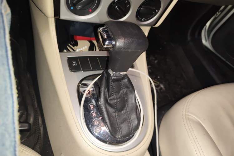Used Volkswagen Lavida 2011 1.6L Automatic Premium Edition Gear Lever