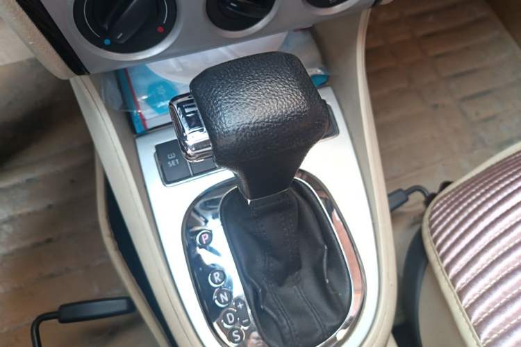 Used Volkswagen Lavida 2011 1.6L Automatic Premium Edition Gear Lever