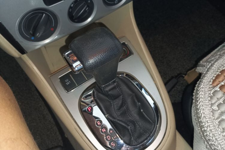 Used Volkswagen Lavida 2011 1.6L Automatic Premium Edition Gear Lever