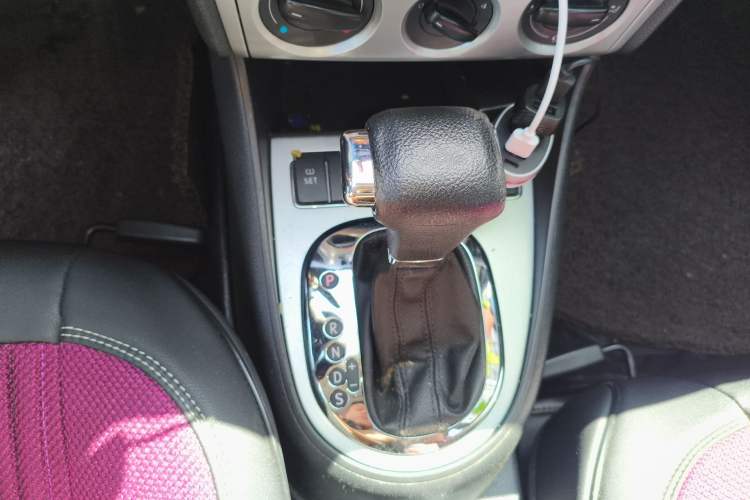 Used Volkswagen Lavida 2011 1.6L Automatic Premium Edition Gear Lever