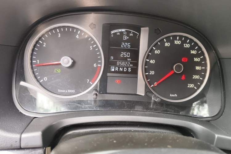 Used Volkswagen Lavida 2011 1.6L Automatic PinYou Edition Odometer Close Up