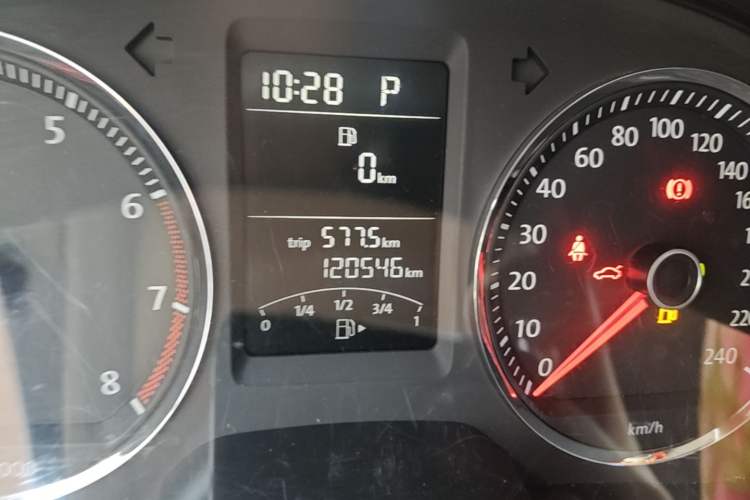 Used Volkswagen Lavida 2011 1.4 TSI DSG Prestige Edition Odometer Close Up