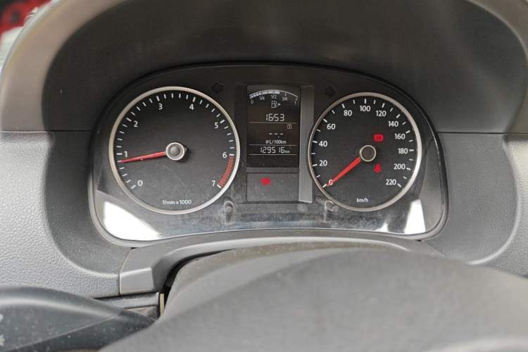 Used Volkswagen Lavida 2011 1.6L Manual Joy Version Odometer Close Up