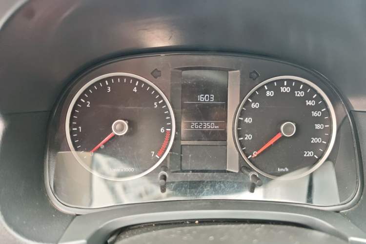 Used Volkswagen Lavida 2011 1.6L Automatic PinYou Edition Odometer Close Up