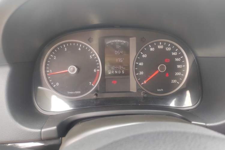 Used Volkswagen Lavida 2011 1.6L Automatic PinYou Edition Odometer Close Up