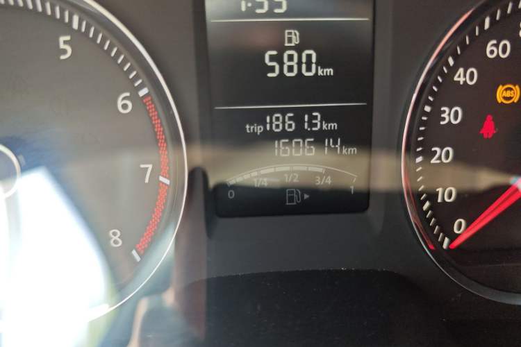 Used Volkswagen Lavida 2011 1.4 TSI Manual Prestige Edition Odometer Close Up
