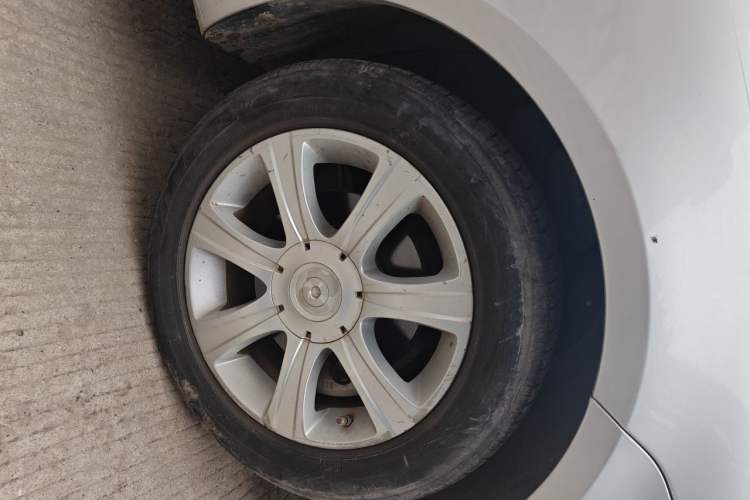Used Volkswagen Lavida 2011 1.6L Automatic Premium Edition Right Front Wheel Hub
