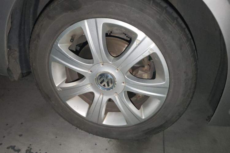 Used Volkswagen Lavida 2011 2.0L Automatic Premium Edition Right Front Wheel Hub