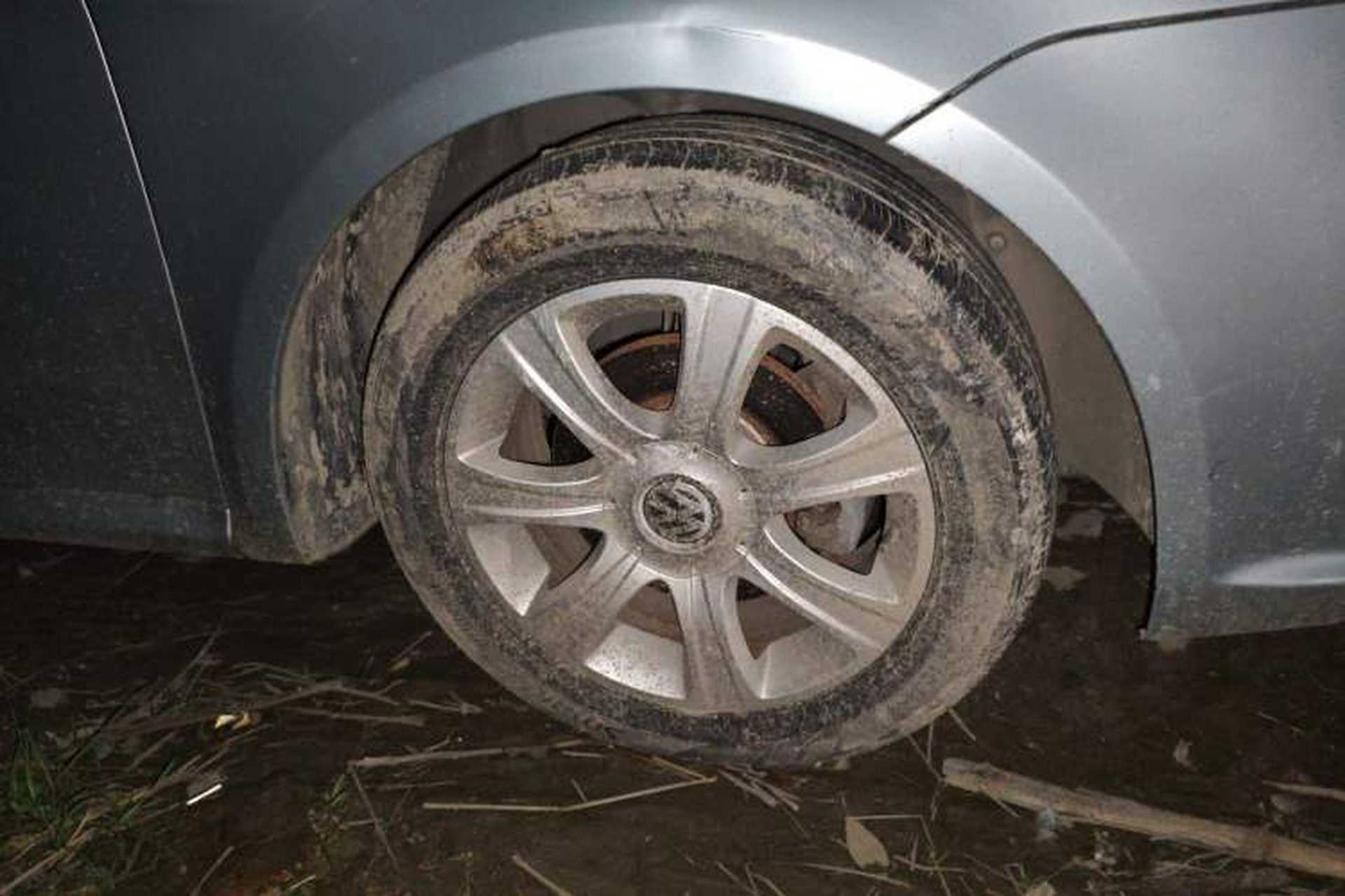 Used Volkswagen Lavida 2011 1.6L Automatic Premium Edition Right Front Wheel Hub