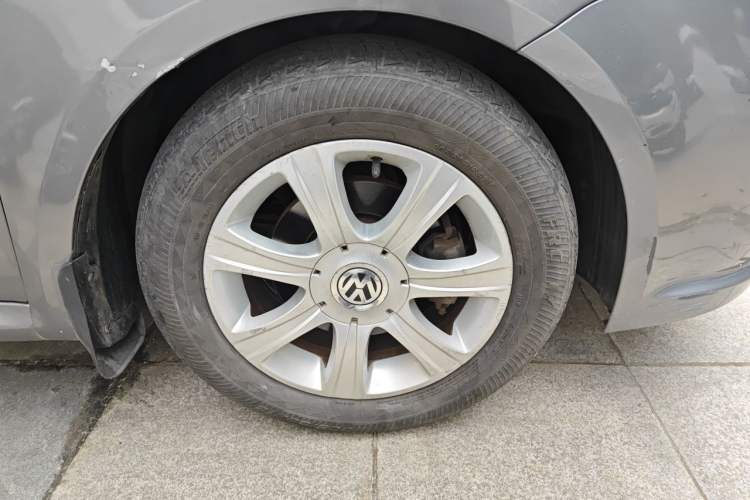 Used Volkswagen Lavida 2011 1.4 TSI DSG Prestige Edition Right Front Wheel Hub