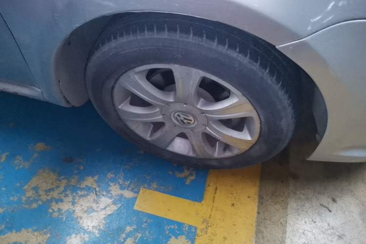 Used Volkswagen Lavida 2011 1.6L Automatic Premium Edition Right Front Wheel Hub