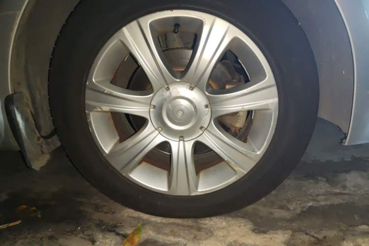 Used Volkswagen Lavida 2011 1.6L Automatic Premium Edition Right Front Wheel Hub