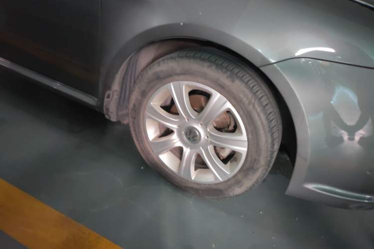 Used Volkswagen Lavida 2011 1.6L Automatic Premium Edition Right Front Wheel Hub