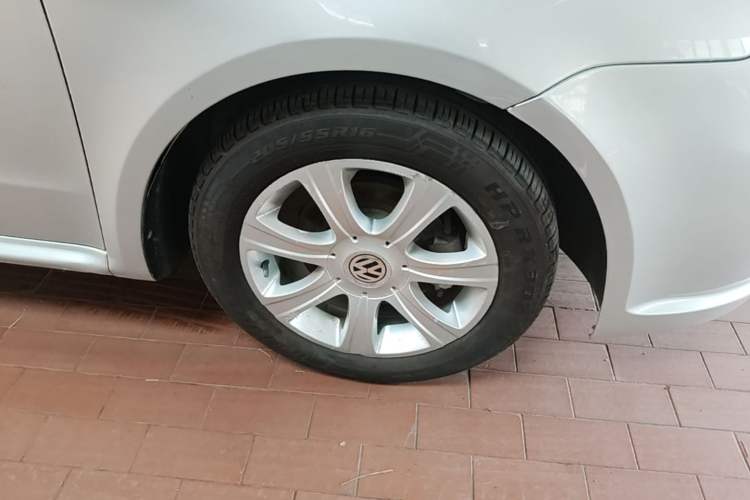 Used Volkswagen Lavida 2011 1.4 TSI DSG Prestige Edition Right Front Wheel Hub